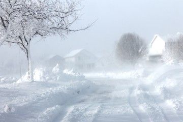 В связи с продолжающимися снегопадами на территории Александровского сельского поселения сохраняется опасность неконтролируемого схода снега с кровель.